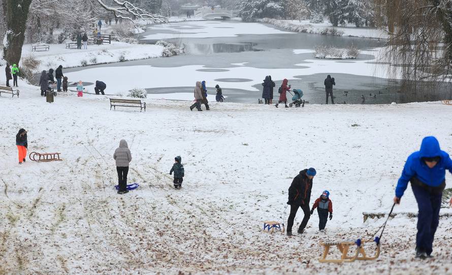 Zagreb: Maksimir, jedno od omiljenih mjesta za sanjkanje, grudanje ili šetnju po snijegu