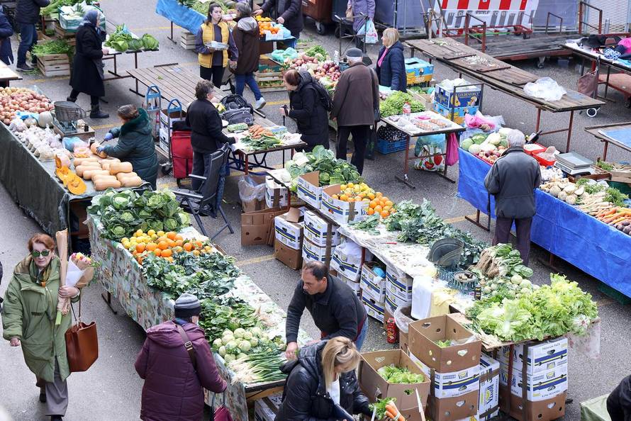 Zagreb: Topli i sunčani petak doveo veliki broj kupaca na standove Dolca Pod zidom i na Splavnici
