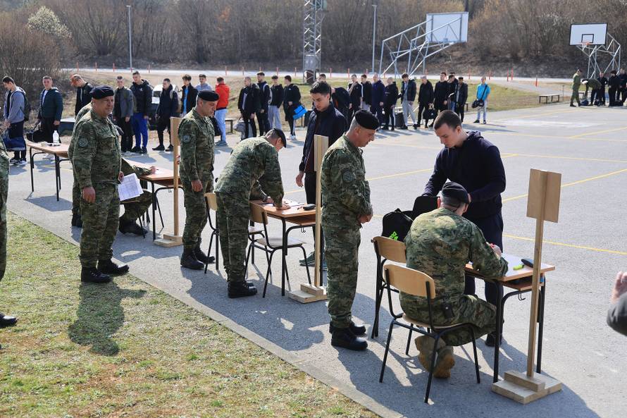 Ministar Anušić i general Kundid na prvom danu TVO-a na Slunju