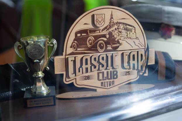 Osijek: Izložba oldtimer vozila ispred Gospodarskog centra