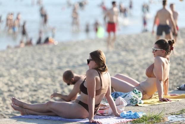 Osijek: Visoka temperatura je  izmamila mnogobrojne građane na osvježenje u Dravi