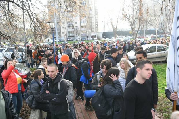 FOTO Krenuo je veliki studentski marš od Beograda do Novog Sada: 'Stići ćemo tamo još jači'