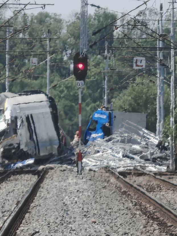 VIDEO Vozač kamiona preminuo nakon stravične nesreće i naleta putničkog vlaka kod Sl. Broda