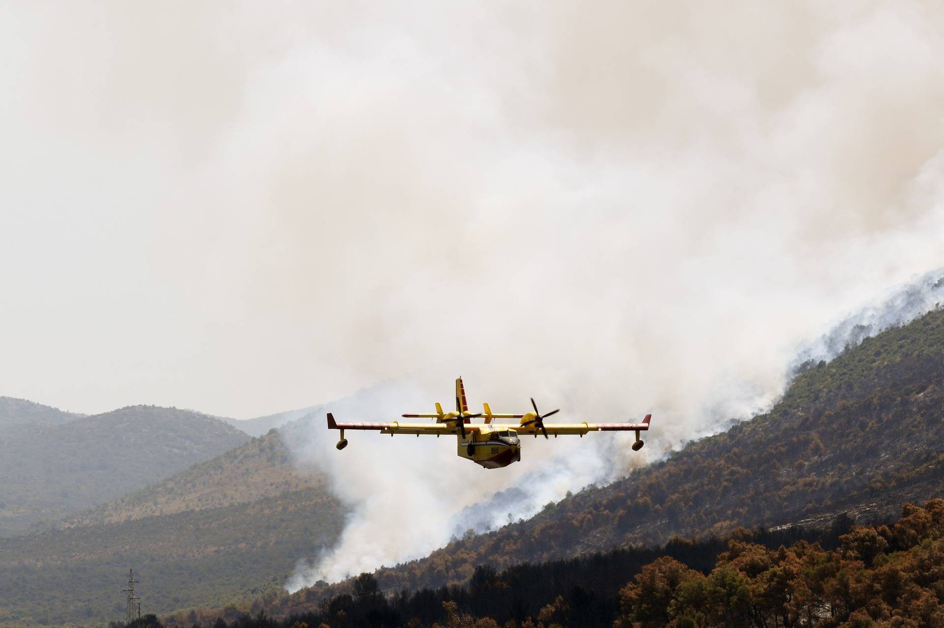 Piloti kanadera spretnim manevrima oduševljavali kupa?e u Grebaštici