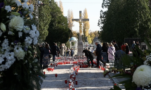 VIDEO Blagdan Svih svetih: Građani diljem Hrvatske posjetili grobove najmilijih