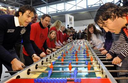Luca Toni zaigrao najveći stolni nogomet na svijetu