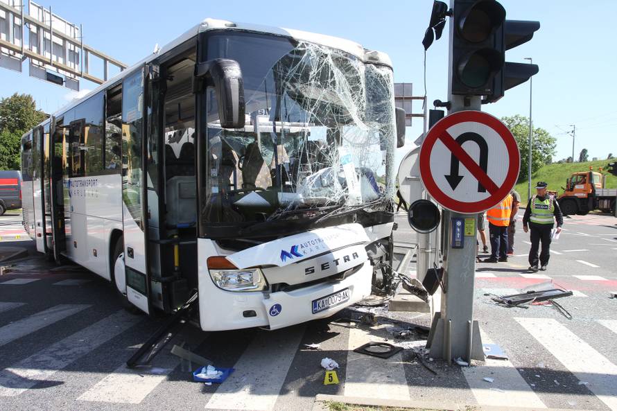 Sudar kamiona i autobusa na križanju u Karlovcu, ima i ozlije?enih