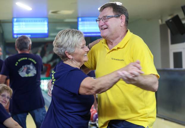 Zagreb: Druženje umirovljenika u Bowlingu Clubu 