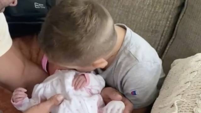 Sladak prvi susret brata s novorođenom sestrom iz bolnice: 'Volim te Haley'