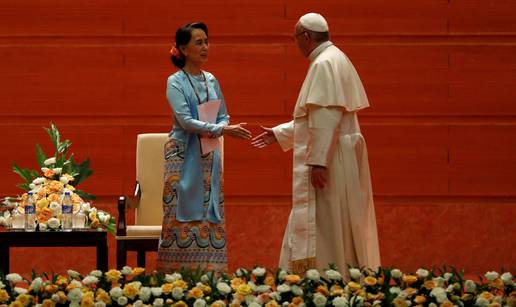 Papa se susreo s Suu Kyi  i nije izrijekom spomenuo Rohindže