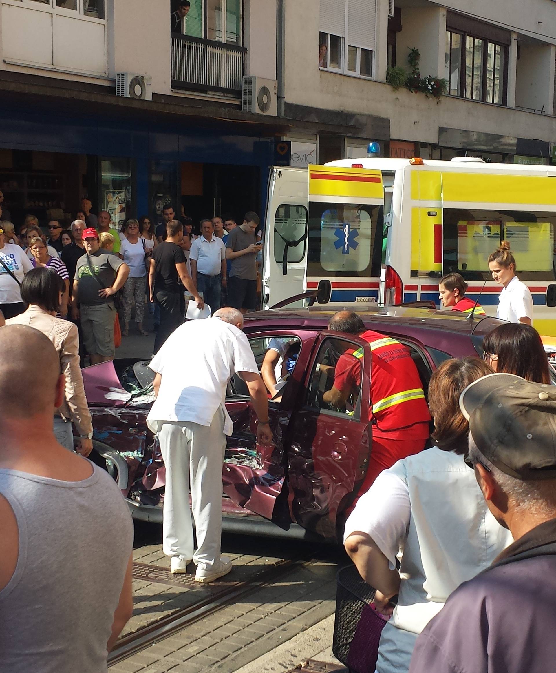 Ozlijeđene su dvije trudnice: U Osijeku tramvaj naletio na auto