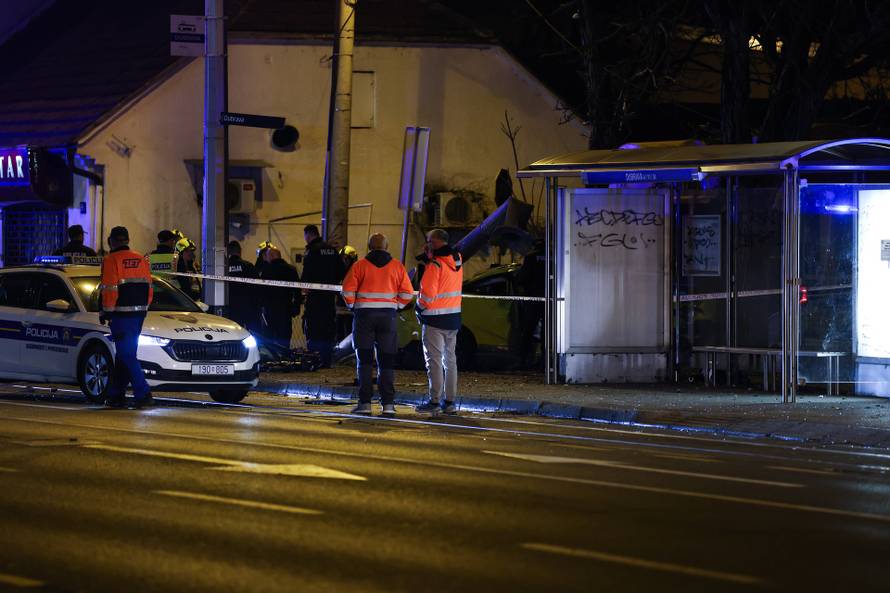 Zagreb: BMW-om u Dubravi srušio semafor
