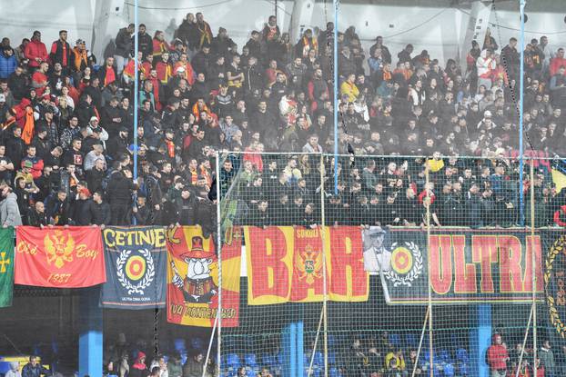 Podgorica: Navijači uoči početka utakmice Crna Gora - Srbija 