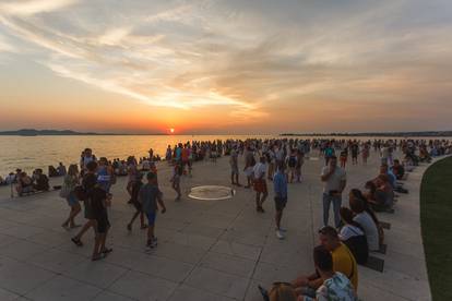 Turisti u Zadru uživaju u jednom od najljepših zalazaka sunca na svijetu