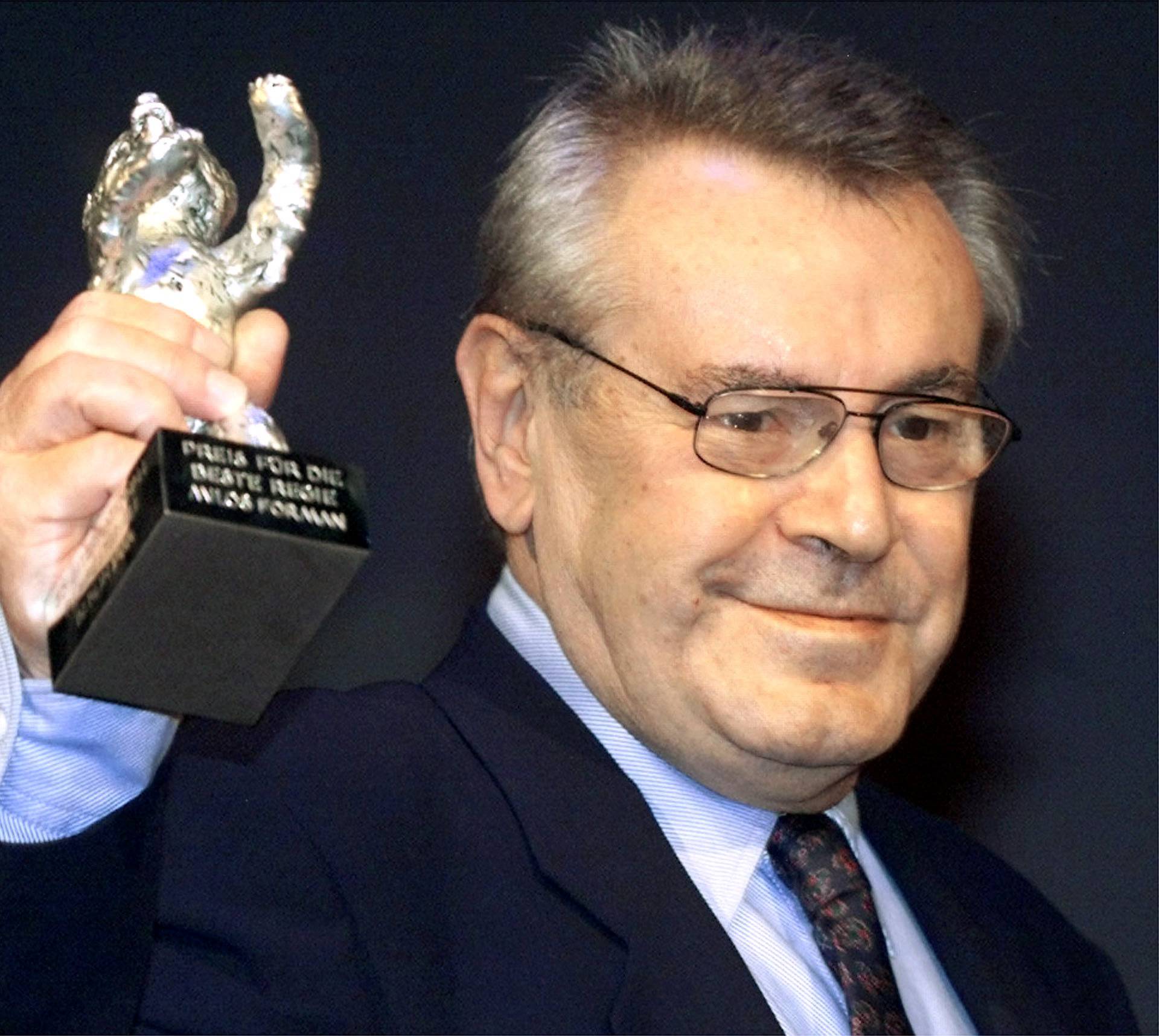 FILE PHOTO: Czech director Milos Forman holds up the Silver Bear Prize during the awarding ceremony at the 50th Berlin Film Festival in Berlin