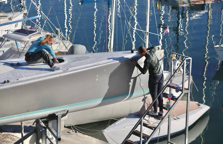 Split: Sunčan dan u marini