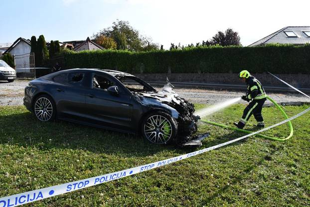 FOTO Izgorjeli skupocjeni auti kraj Požege: Viličarima ih iznosili da spriječe katastrofu