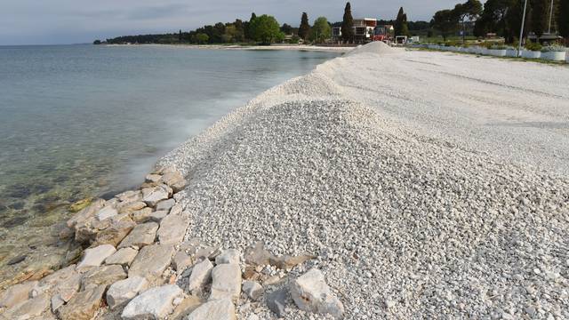 Četvorica napali  i ozlijedili na plaži mladića te mu uzeli torbu