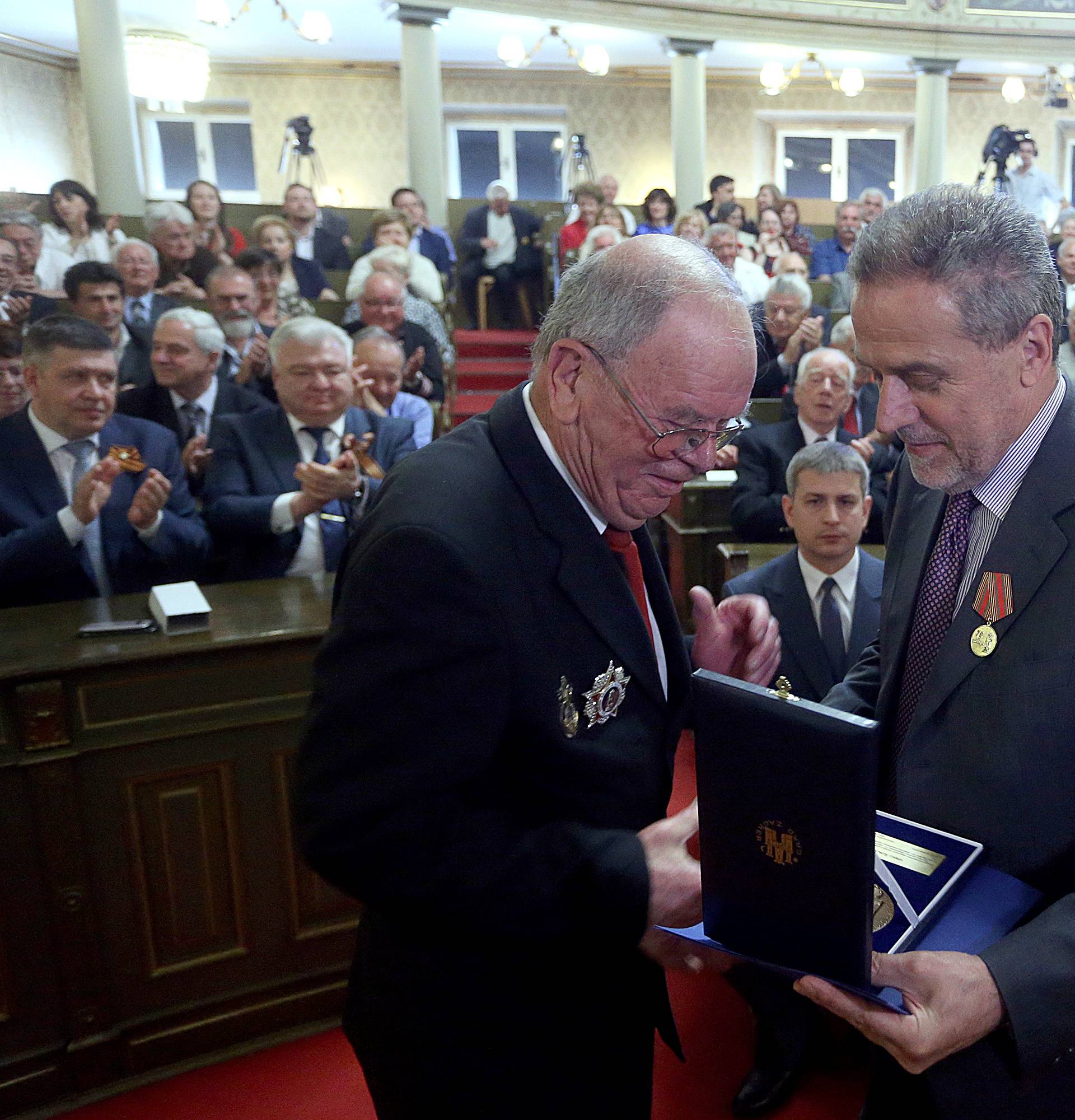 Miče Tita, a vraća Lolu Ribara: 'Stiže bista narodnog heroja'