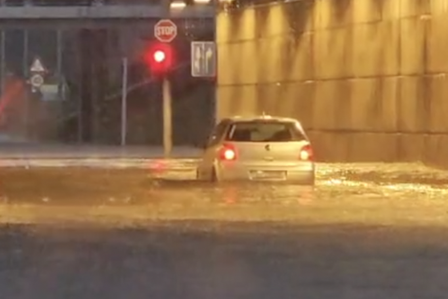 Automobil zapeo u podvožnjaku, vozač busa se okrenuo