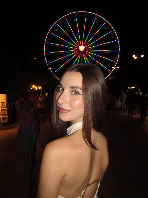 FOTO Zbog nje bi svi u zaleđe. Tange i zastavica su joj rekviziti