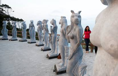 Sporna umjetnost: 'Mičite te kipove ili im pokrijte genitalije'