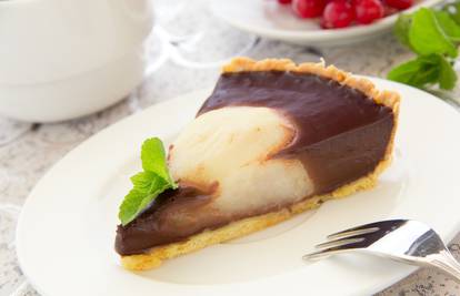Odlični deserti: Čokoladni tart s kruškama, crumble i fondue