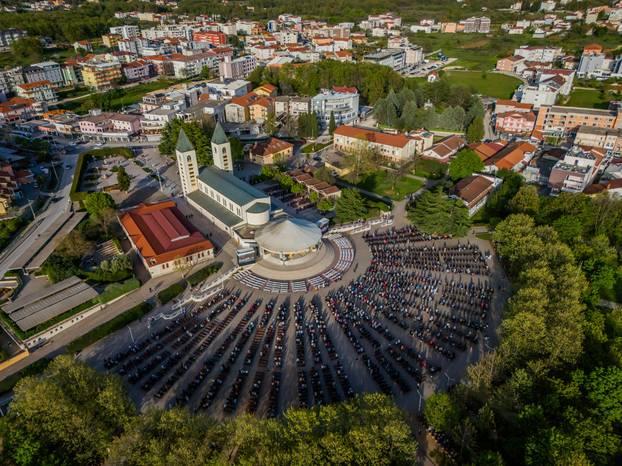 Međugorje: Poslijepodnevna misa ispred crkve sv. Jakova na Uskrs