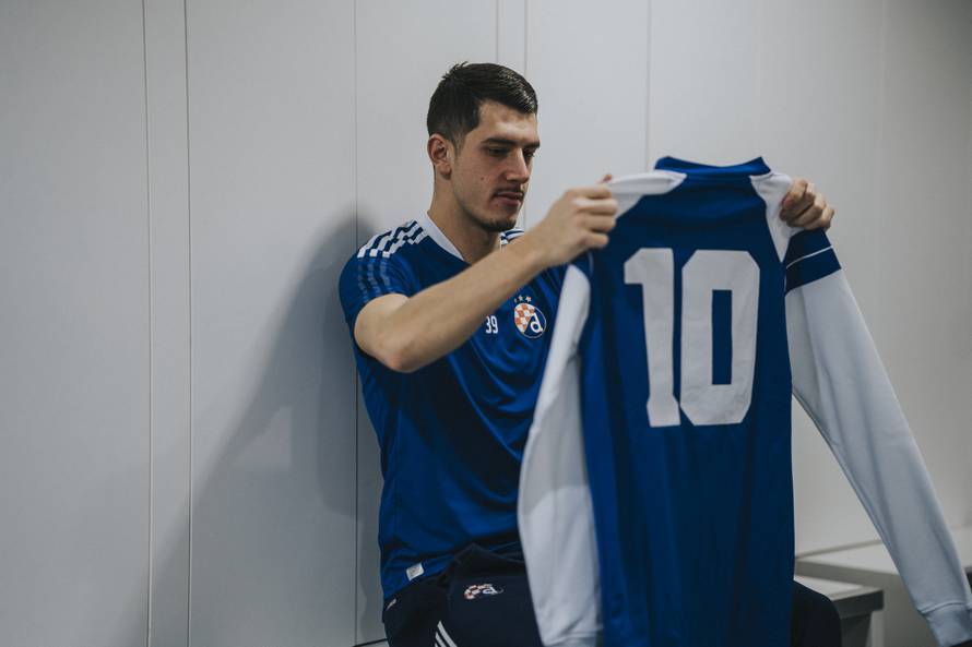 Dinamo pustio u prodaju dres iz 1990.  sa zvijezdom na grbu u kojem je Boban udario milicajca