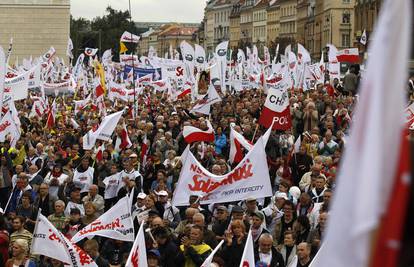 Veliki prosvjed protiv vlasti u Poljskoj: Postajemo sluge!