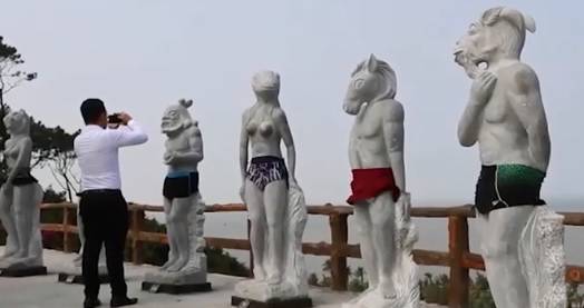 Vrijeđali osjećaje ljudi:  Prekrili intimne dijelove golih kipova