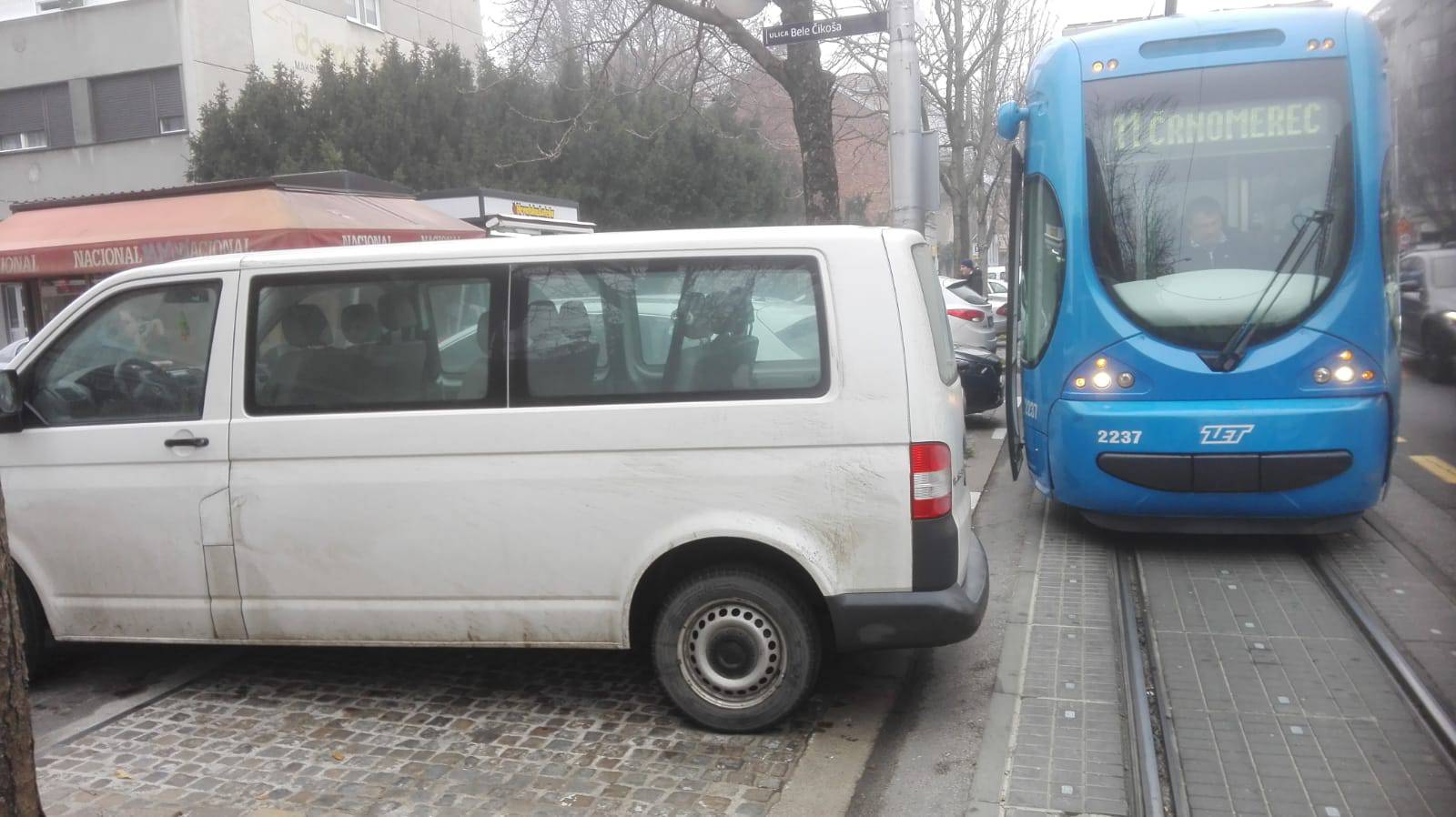 Bezobrazni vozač parkirao kod pruge, tramvaji ostali blokirani