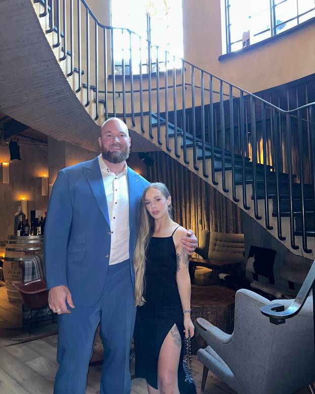 FOTO Najjači čovjek na svijetu ima 206 cm, a ljubi konobaricu od 157 cm. Tragedija ih zbližila...