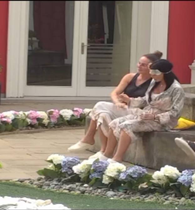 FOTO Sudionici reality showa na dvorištu pukao silikon stražnjice