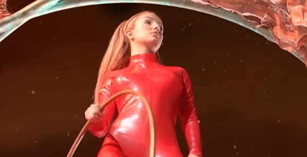 Pjevačica Colonije digla nogu u vis poput Lepe Brene: Ove dame su taj potez učinile legendarnim