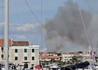 VIDEO Požar na ulazu u Vodice, digli su i više kanadera: 'Vatra je došla na 50 metara od kuća'