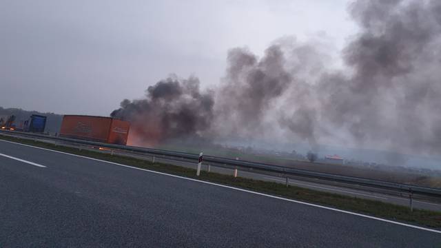 Požar kod Slavonskog Broda: Izgorio kamion na autocesti