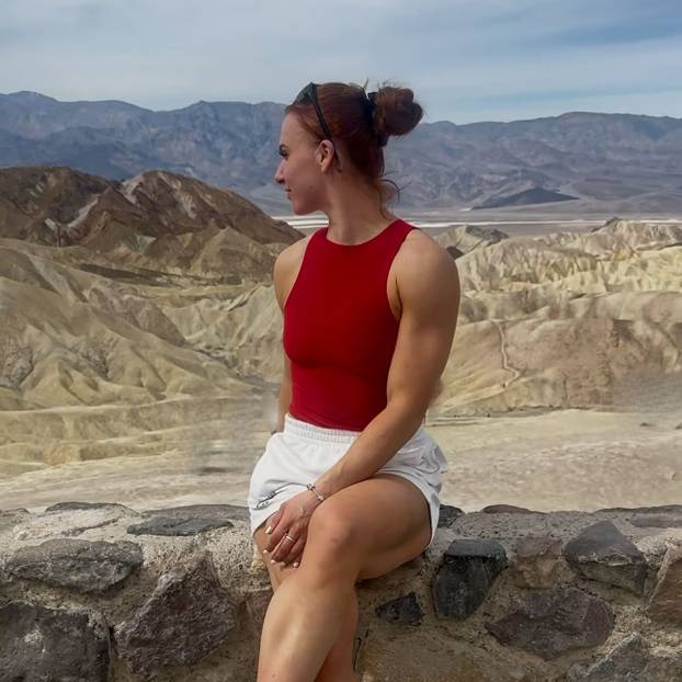 FOTO Ona može sve! Bacala je kuglu pa postala 'kraljca leda', a sjajnom figurom golica maštu