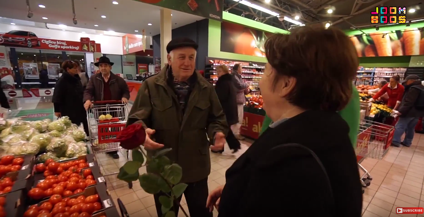 Topla božićna priča: Djed kupio baki ružu i raznježio je do suza