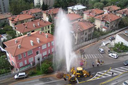 Neoprezni radnici: Bagerom je pokušao zaustaviti vodoskok