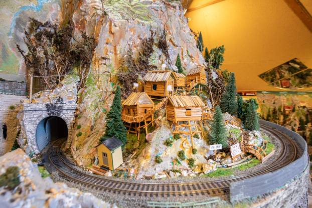 Oživio željeznicu koja je povezivala Konavle s Bečom: Pero je bajkovitu maketu gradio 12 godina