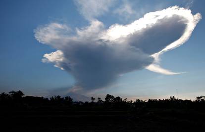 Podigli stupanj pripravnosti zbog erupcija vulkana Merapi