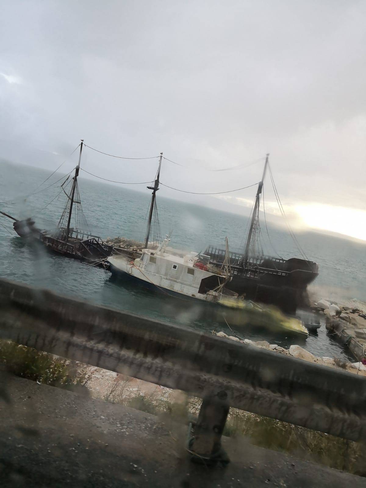 U Dalmaciji plima na vrhuncu, olujni valovi su potopili obalu