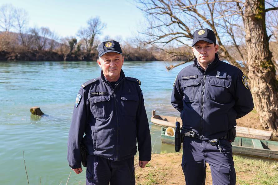 24sata Hrvatska Kostajnica: Policajci koji su prvi pronašli migrante koji su spašeni iz rijeke Une
