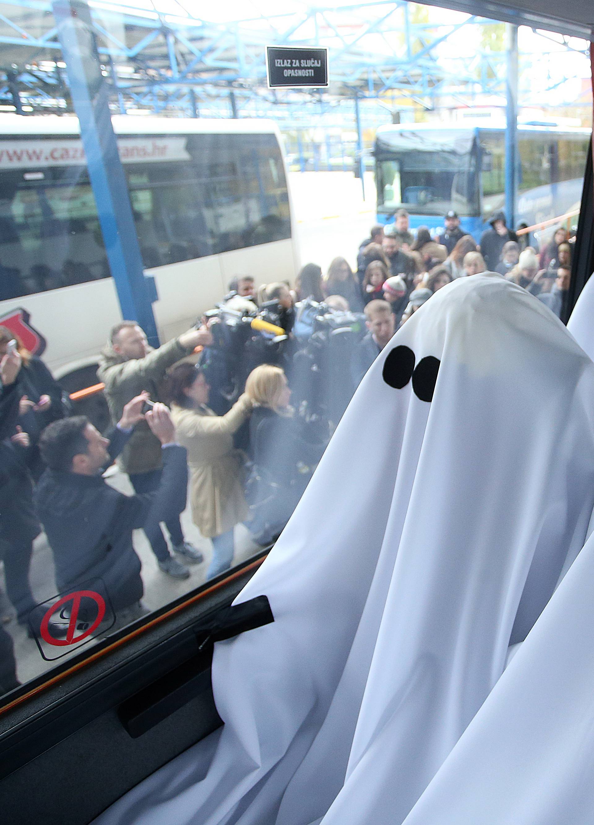 Zagreb: Kreativci za bolje sutra poslali duhove prošlosti autobusom van Hrvatske