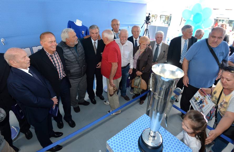To su pravi šampioni! Trofej i lopta iz '67. izloženi na Trgu