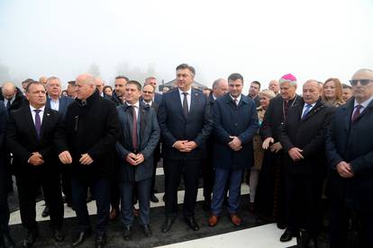 FOTO U Sisku su svečano otvorili novu cestu: Stigli Plenković, Bačić, Butković, svećenik...