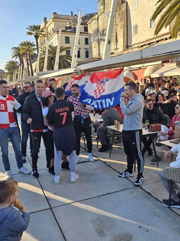 FOTO/VIDEO Navijači gradom prolaze s ogromnom zastavom! U navijačkoj zoni i Iris Livaja...