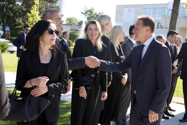 Zagreb: Andrej Plenković i članovi Vlade položili vijence u znak obilježavanja Dana državnosti
