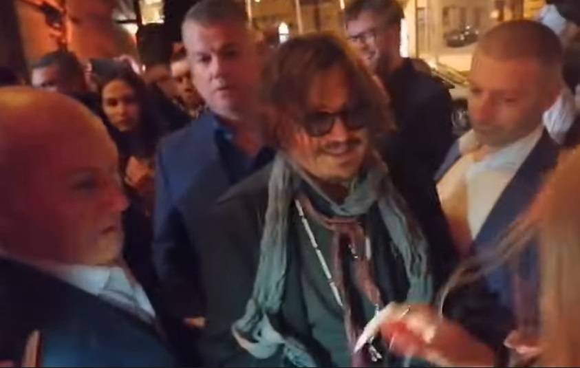 Depp pojavom oduševio fanove u Beogradu, a Vučića figuricom